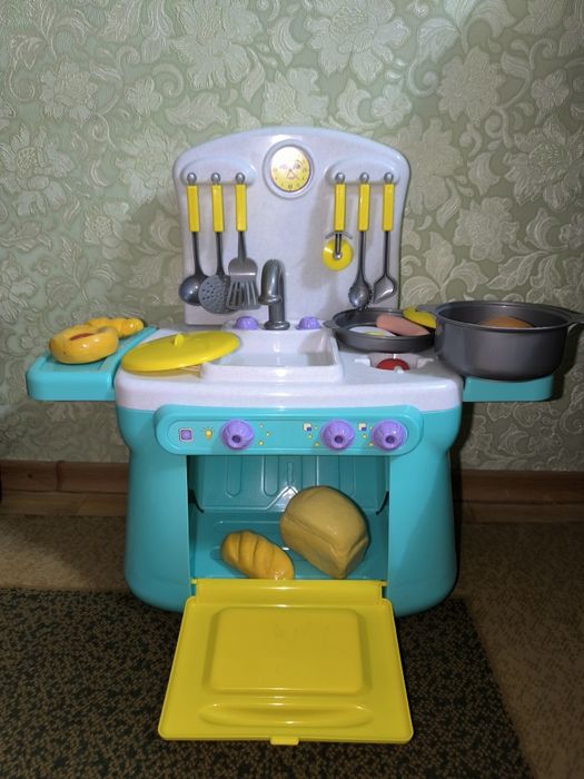Детская кухня с посудой