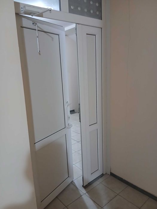 Пластиковая дверь.