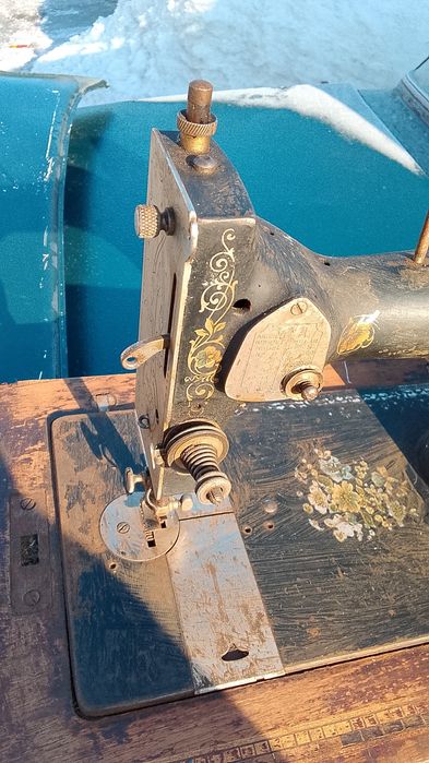 Продам швейную машинку с ручным приводом.