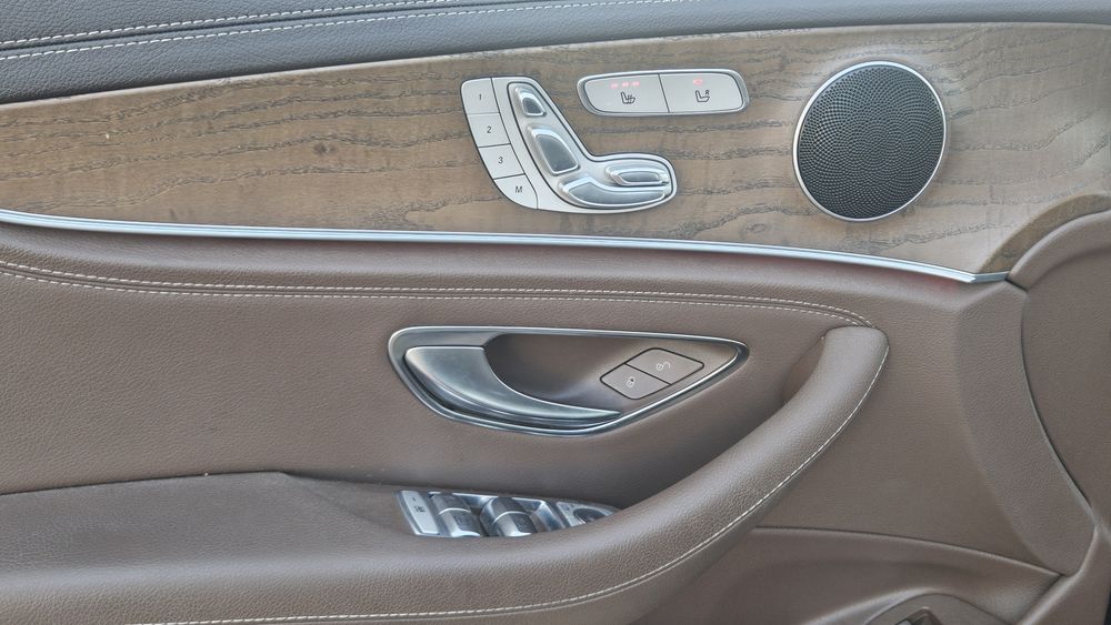 Mercedes-Benz E220D _ 4 MATIC