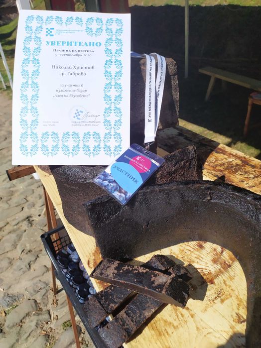 Пестил от сини сливи , ябълки, кайсии , круши , смокини и дюли.