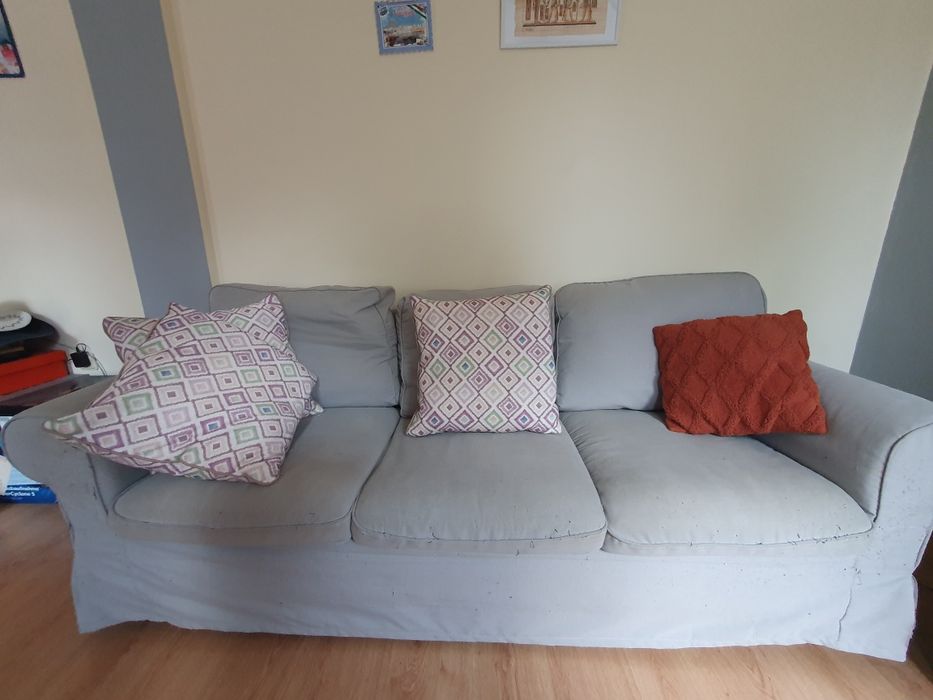 Диван за трима с подарък 4 възглавници