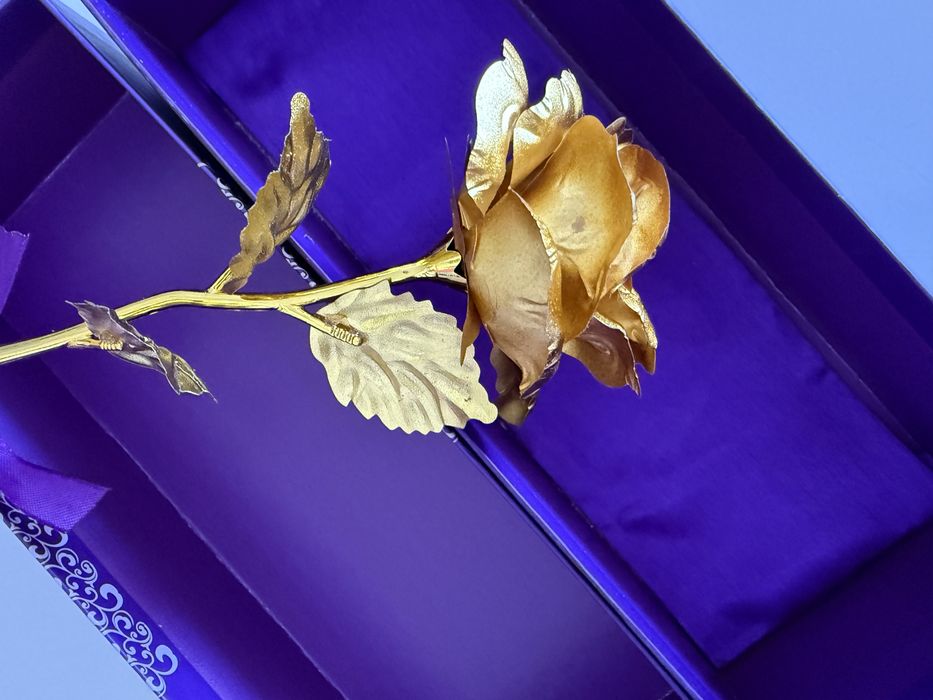 Золотая роза в коробке