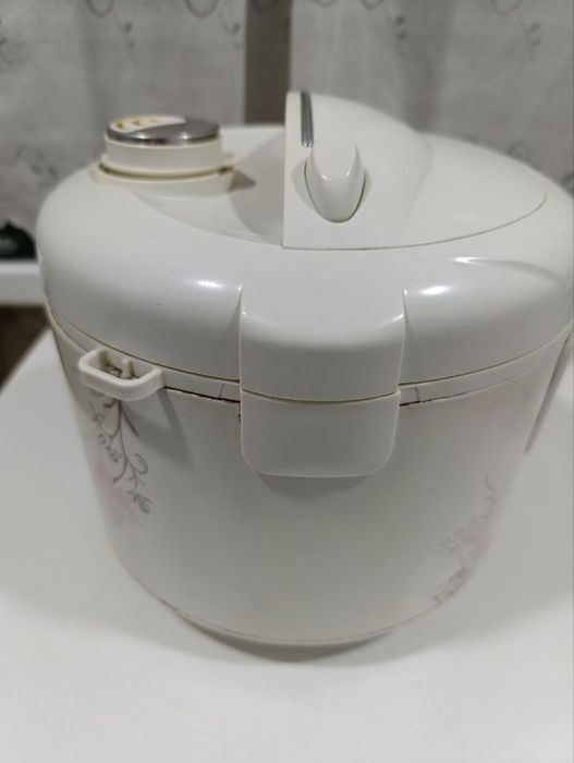 Продается кашеварка Midea