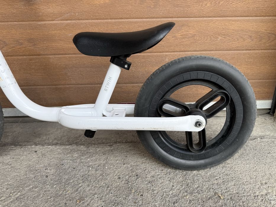 Bicicleta de echilibru si casca Decathlon