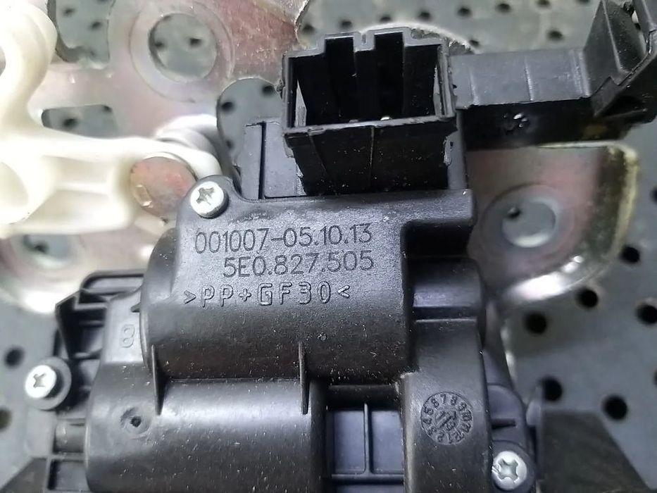 Broasca haion seat toledo 4 kg3 5e0827505