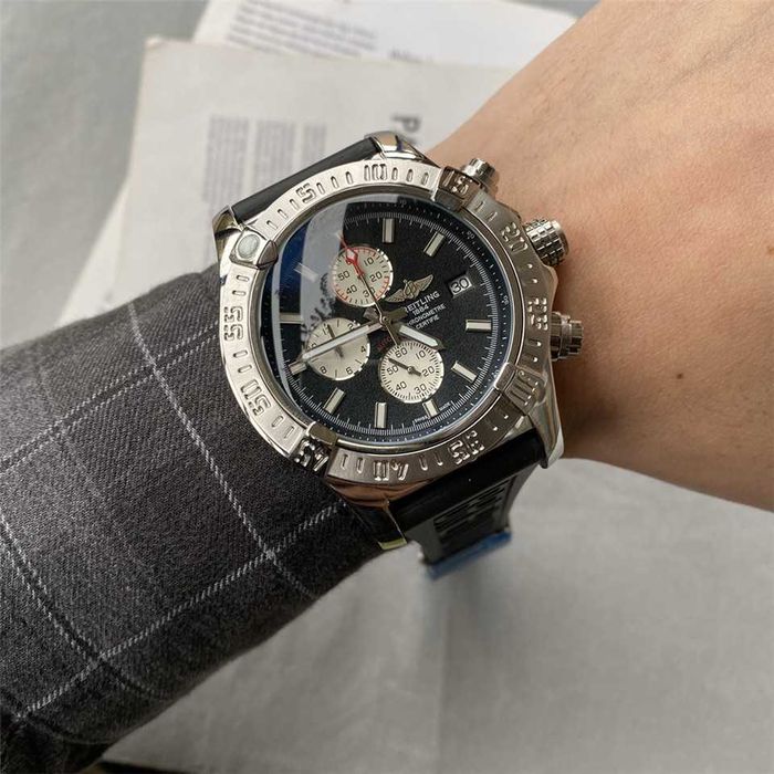 Breitling Chronomat cu mecanism quartz