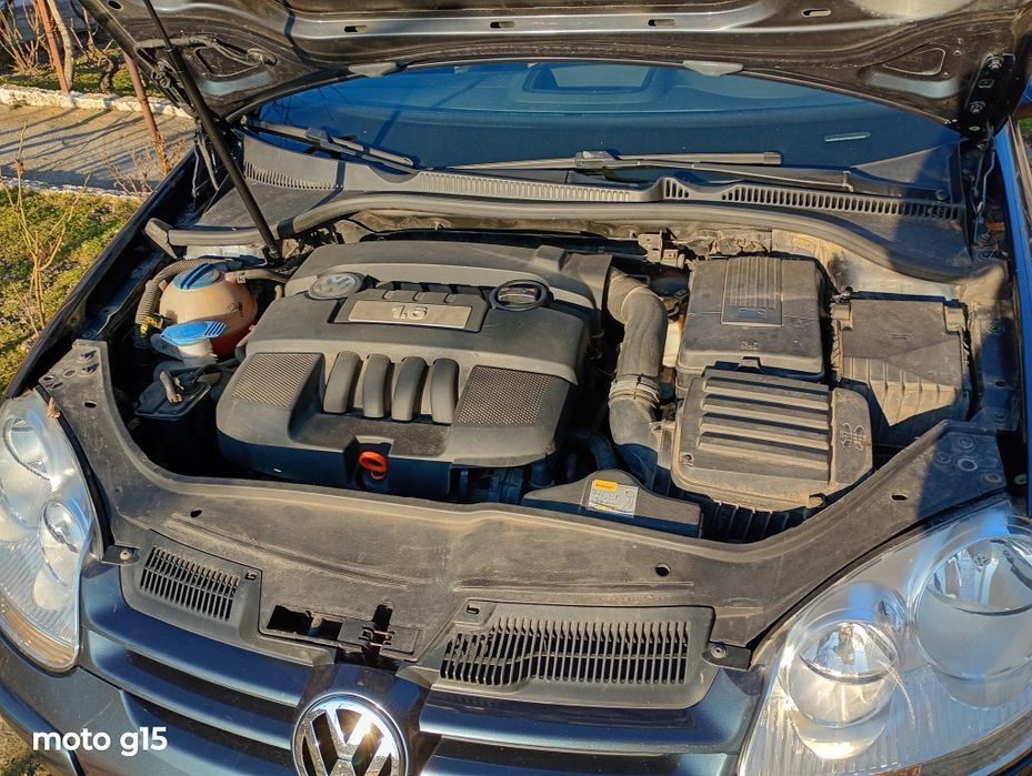 Vând Volkswagen Golf V 1.6 benzina