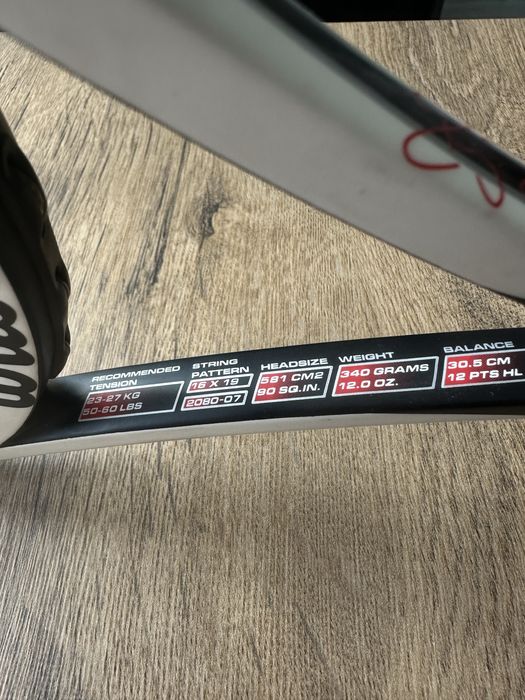 Wilson six one tour k factor , с подписа на Роджър Федерер