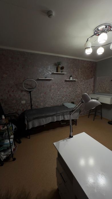 Сдаётся кушетка, стол визажиста