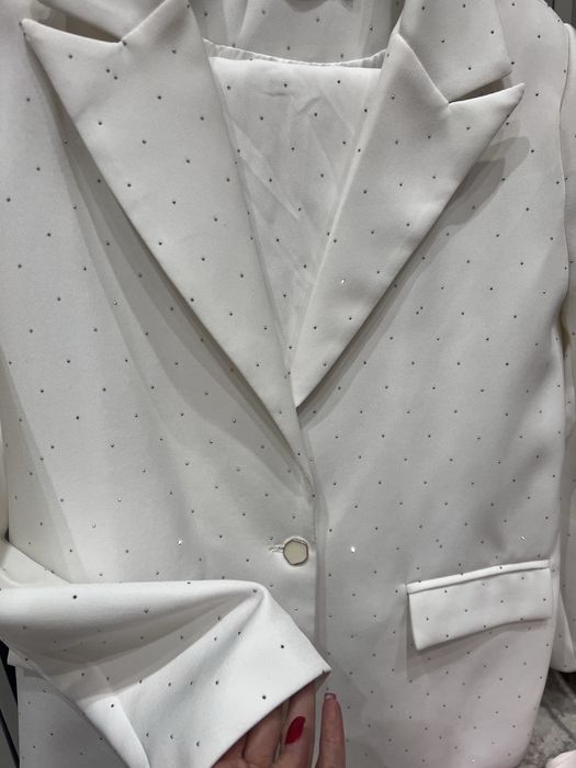 Белый брючный костюм со стразами