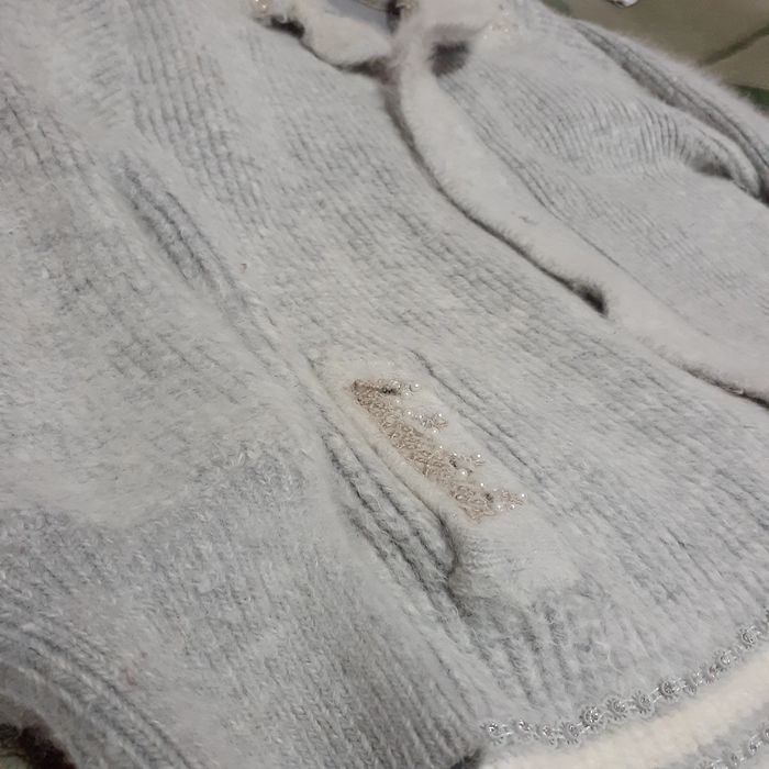 Ayollar jemperi. Oq moqiq sifatli