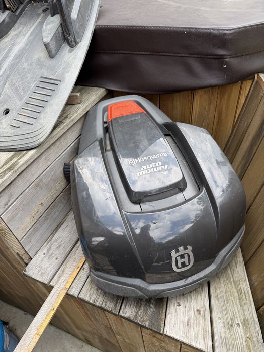 Husqvarna Automower 105 - a funcționat 2 sezoane, fără defecțiuni