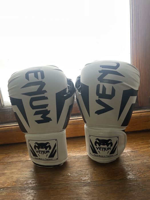 Боксерские перчатки “VENUM”