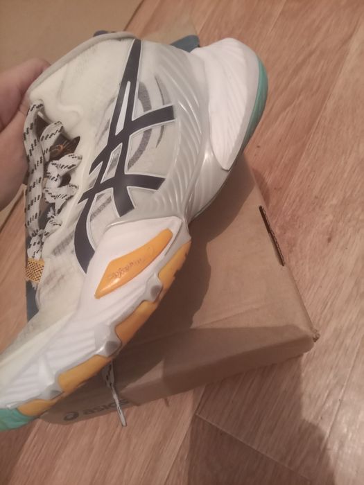 Продается кроссовки асискс оригинальные