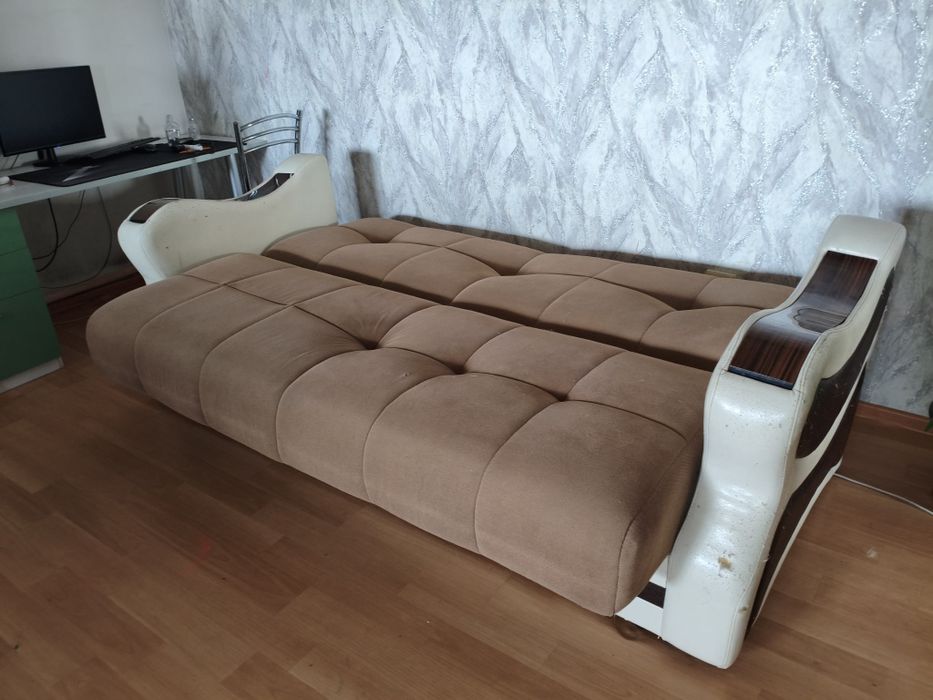 Продам диван и угловой стол