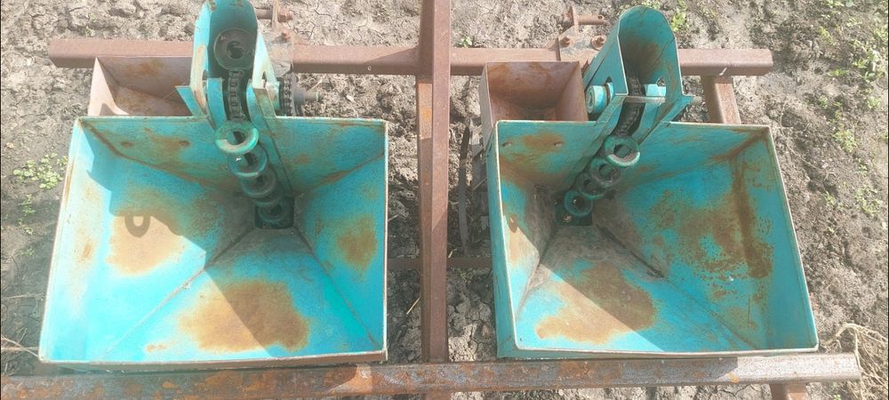 Masina de plantat cartofi cu fertilizare si rariță.preț negociabil