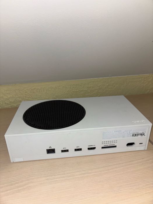 Xbox Series S - конзола с джойстик и кабел