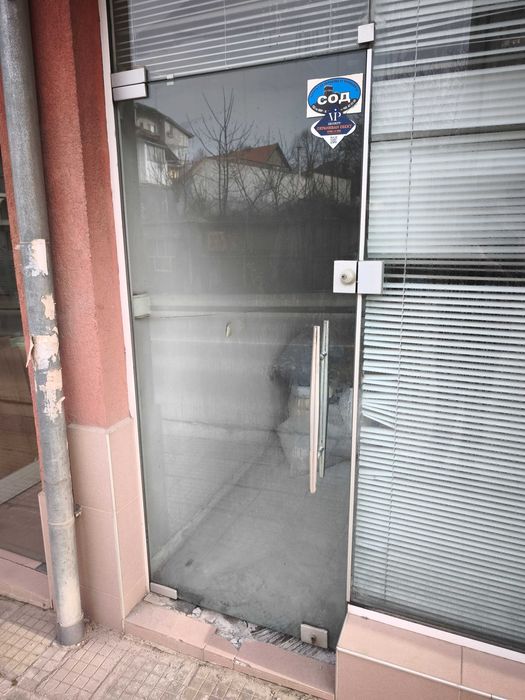 Готова стъклена витрина с врата – 10мм закалено стъкло + обков