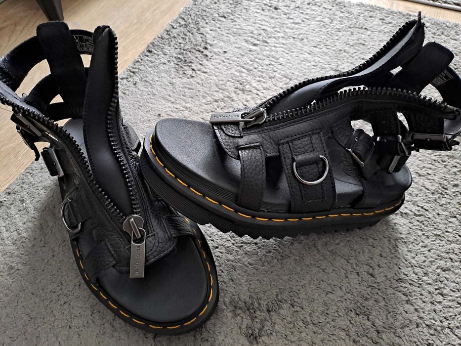 Vând sau schimb Sandale Dr martens Olson