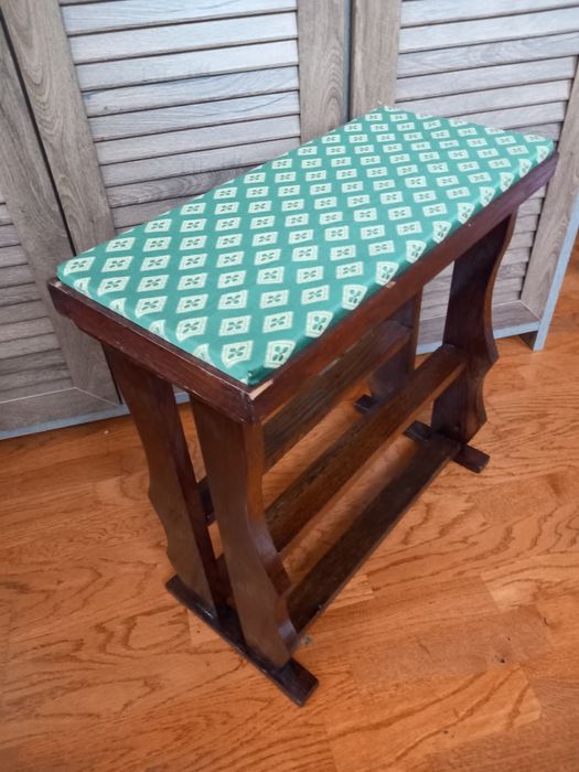 Băncuță (scaun)din lemn tapițată