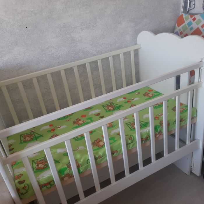 Детская кроватка с матрацом