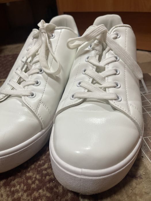 продам кроссовки новые