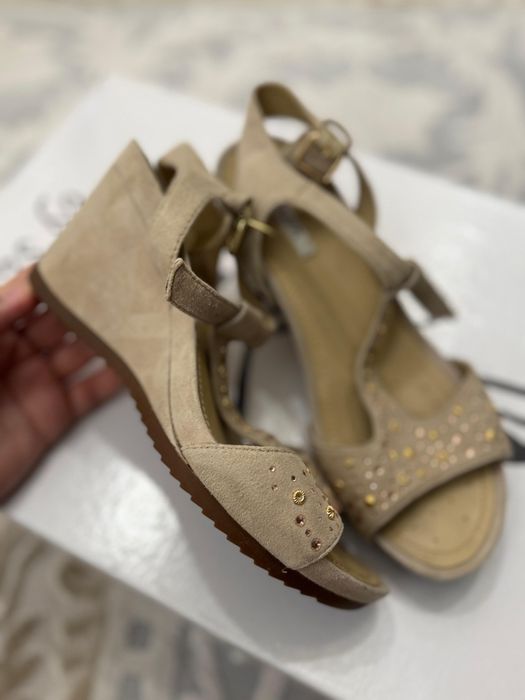 Продаются сапожки и туфли!