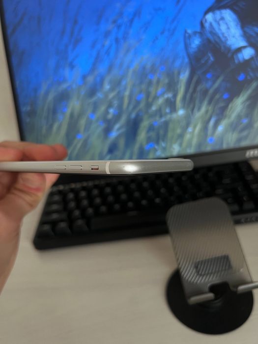 Продам iPhone se 2020