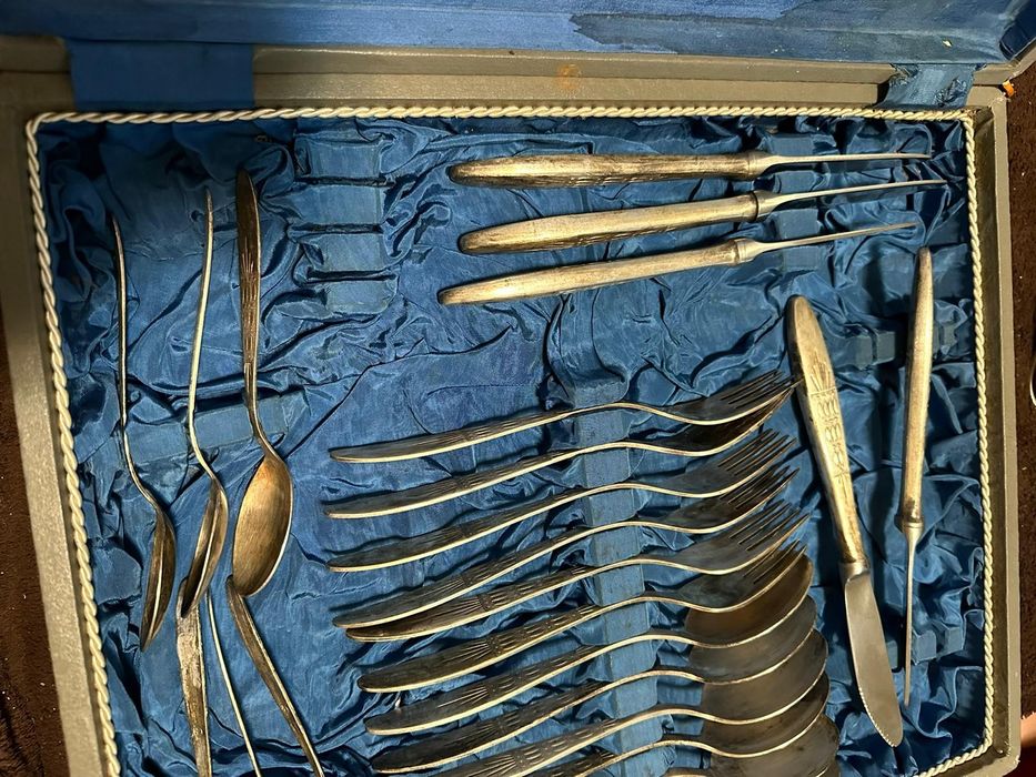 Set complet de linguri ,furculițe ,cuțite și lingurițe