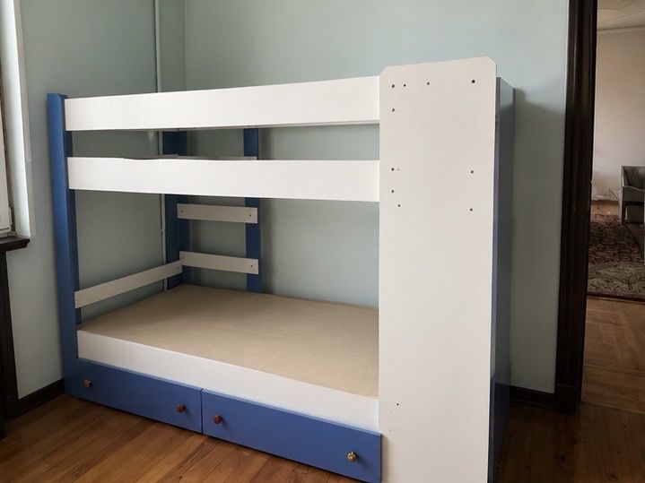 Mebel soat va suvinerlar sotiladi