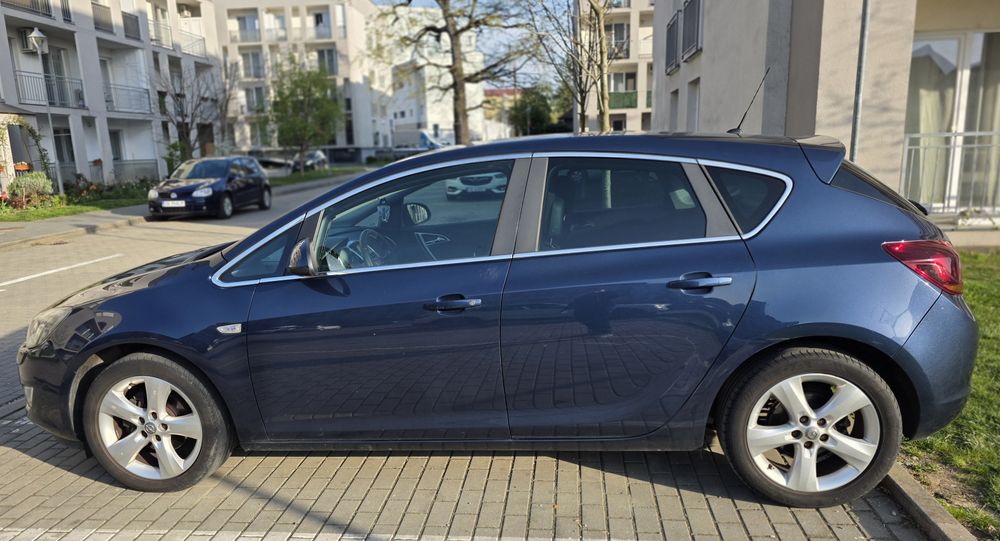 Opel Astra J 2011