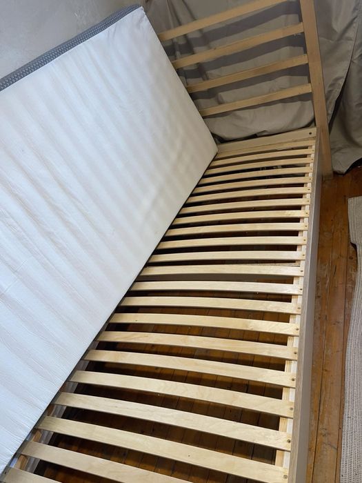 Продавам легло за матрак 90/200