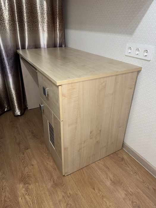 Продам стол компьютерный