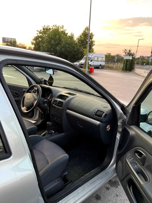 Автомобил Renault Clio 2