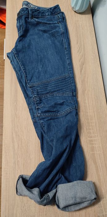 Няколко чифта дамски дънки и панталони