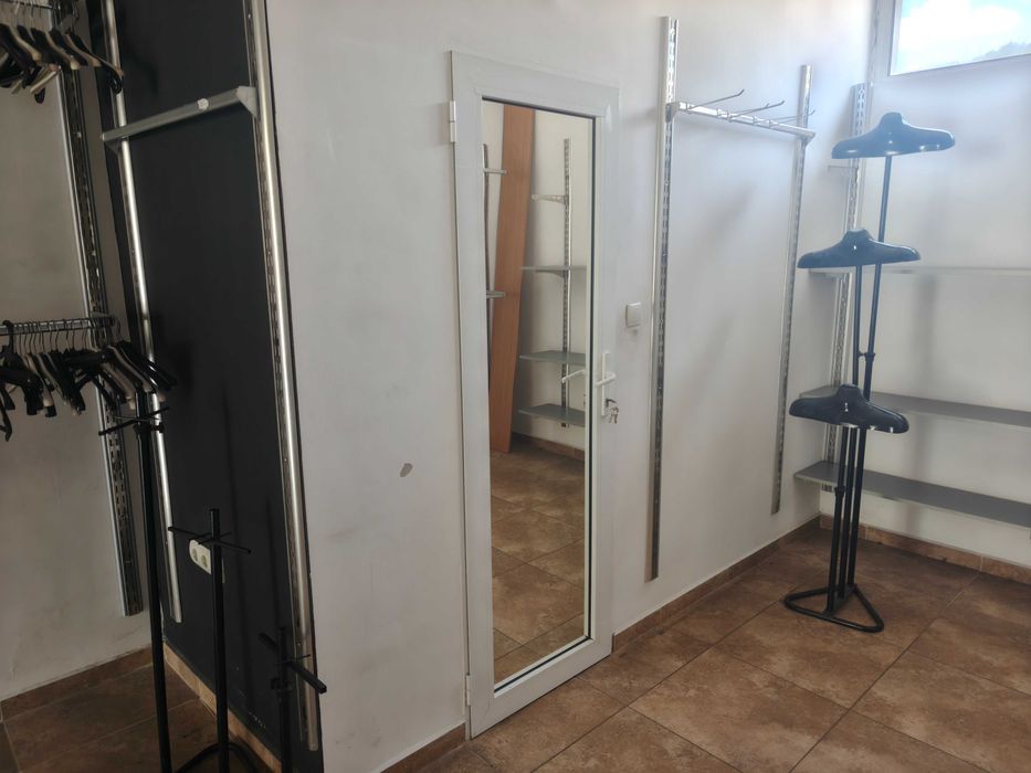 Продавам магазин 56кв.м., Център, 2010г., Климатик, Санитарен възел