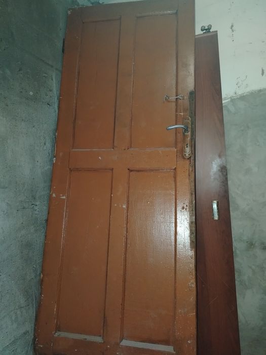 Продам дверь деревянную, с ручкой, без каробки и обнолички.