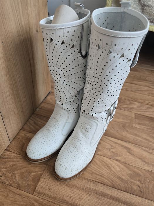 Обувь женская продаётся кожанные