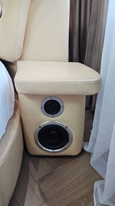 Круглая кровать диван с колонками