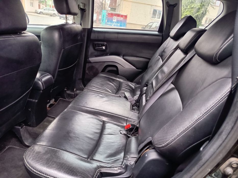 Peugeot 4007 an 2008 4x4 cu 7 locuri