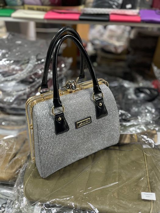 Дамска чанта с блясък, с закопчалка твърда структура – Златно бежово