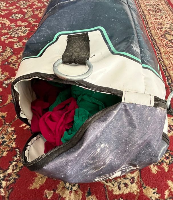 Sac de box 40 kg – Kickboxing / MMA – Include lanțuri de prinder