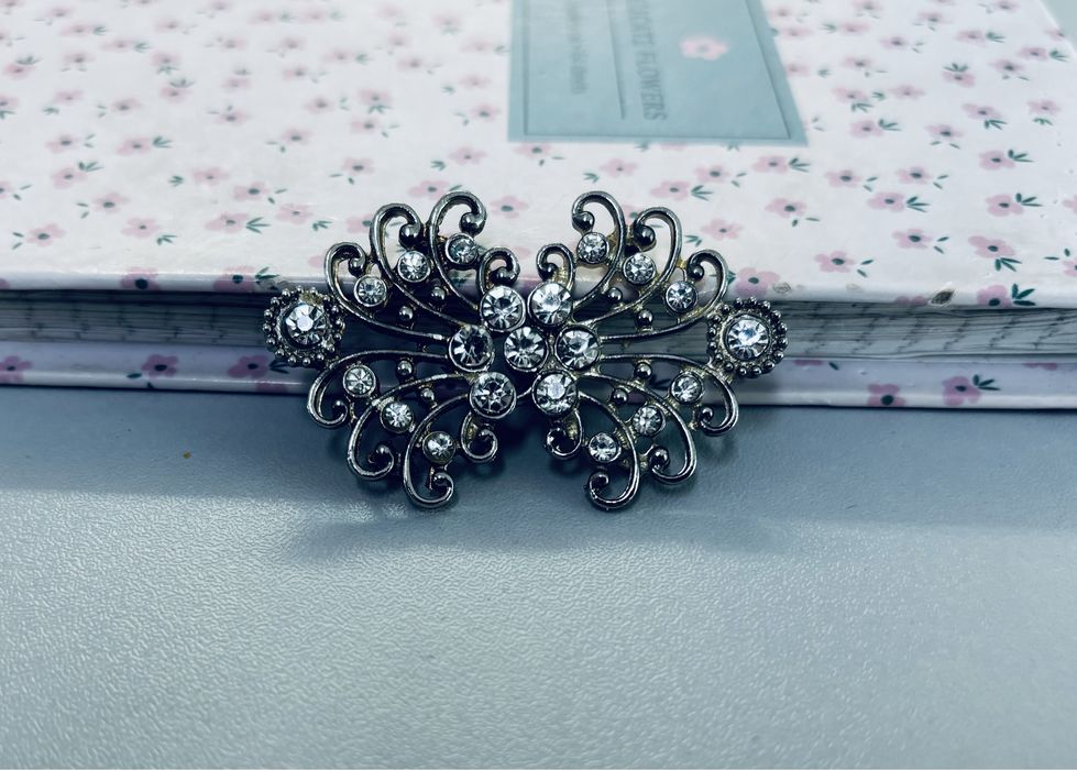 Брошки, сережки, бантики