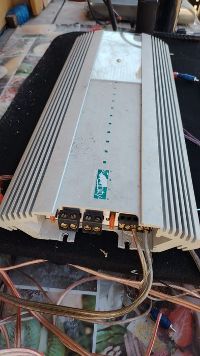 Vând subwoofer, amplificator și condesator