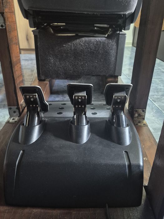 Volan Gaming Logitech Driving Force G29 + Shifter + suport de lemn cu scaun de Iveco.