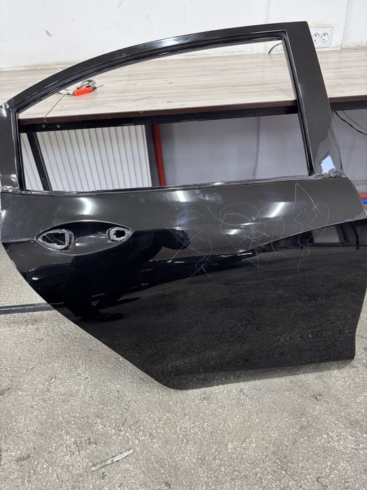 Onix o’ng orqa eshik rodnoy