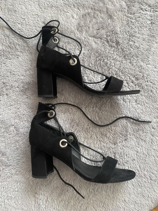 Обувки с ток в черен цвят