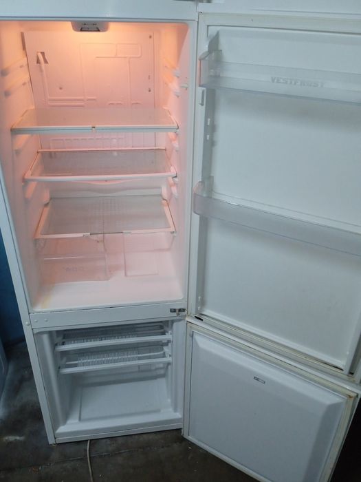 Продаю двухкамерный холодильник