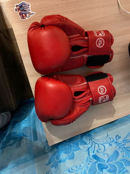 Шлем и боксёрские перчатки
